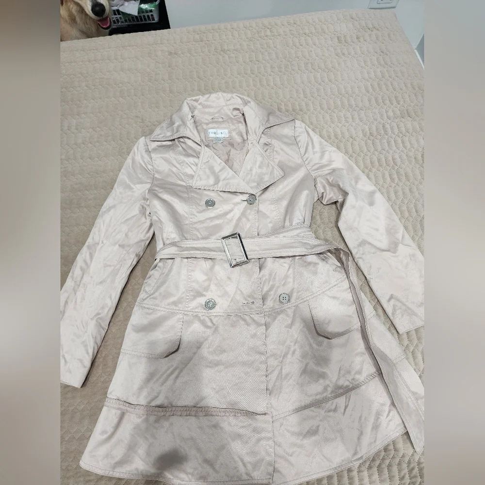 Women's trench coat, brand Charles Klein, size M, color‎ pearl white.